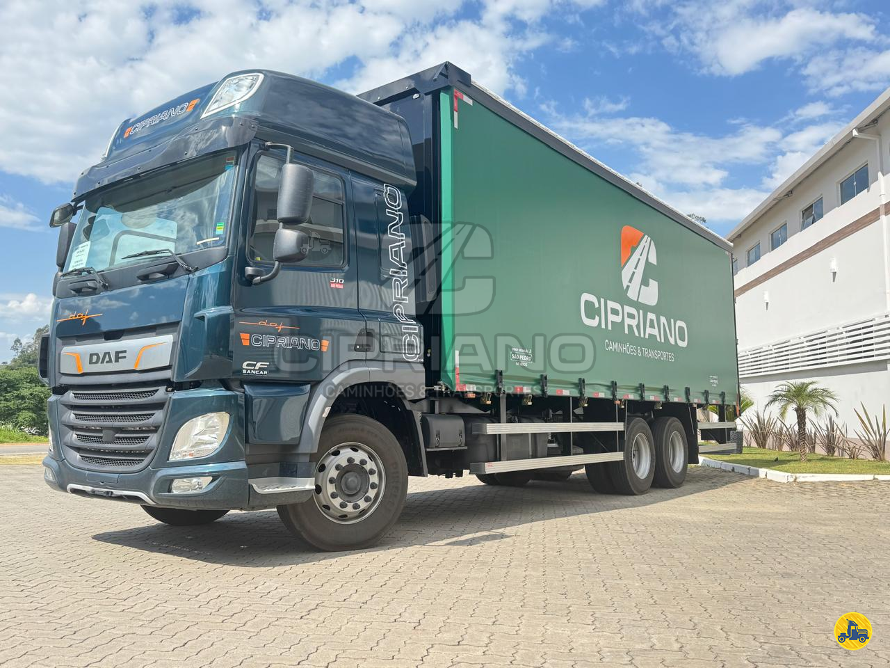 CAMINHAO DAF DAF CF FAS 310 Baú Sider Truck 6x2 Cipriano Caminhões PASSA QUATRO MINAS GERAIS MG